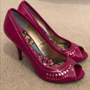Pink heels with gold hearts